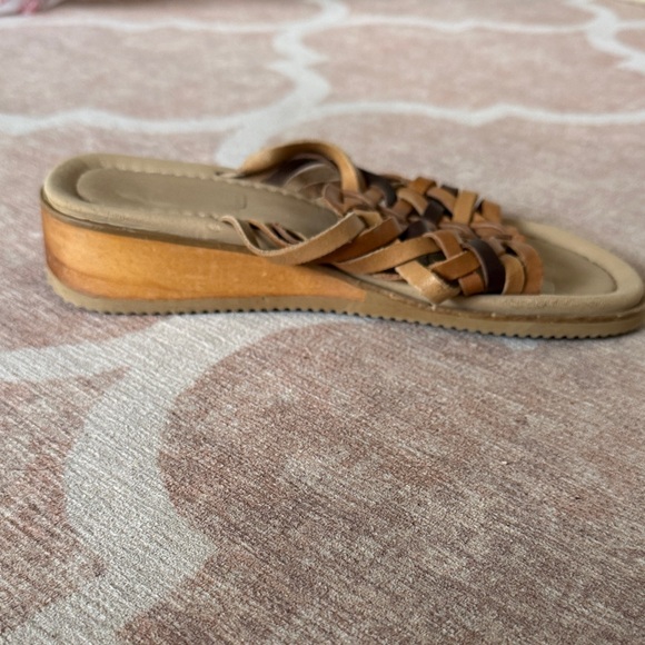 Faded Glory Tan and Brown Woven Sandals - Picture 4 of 4